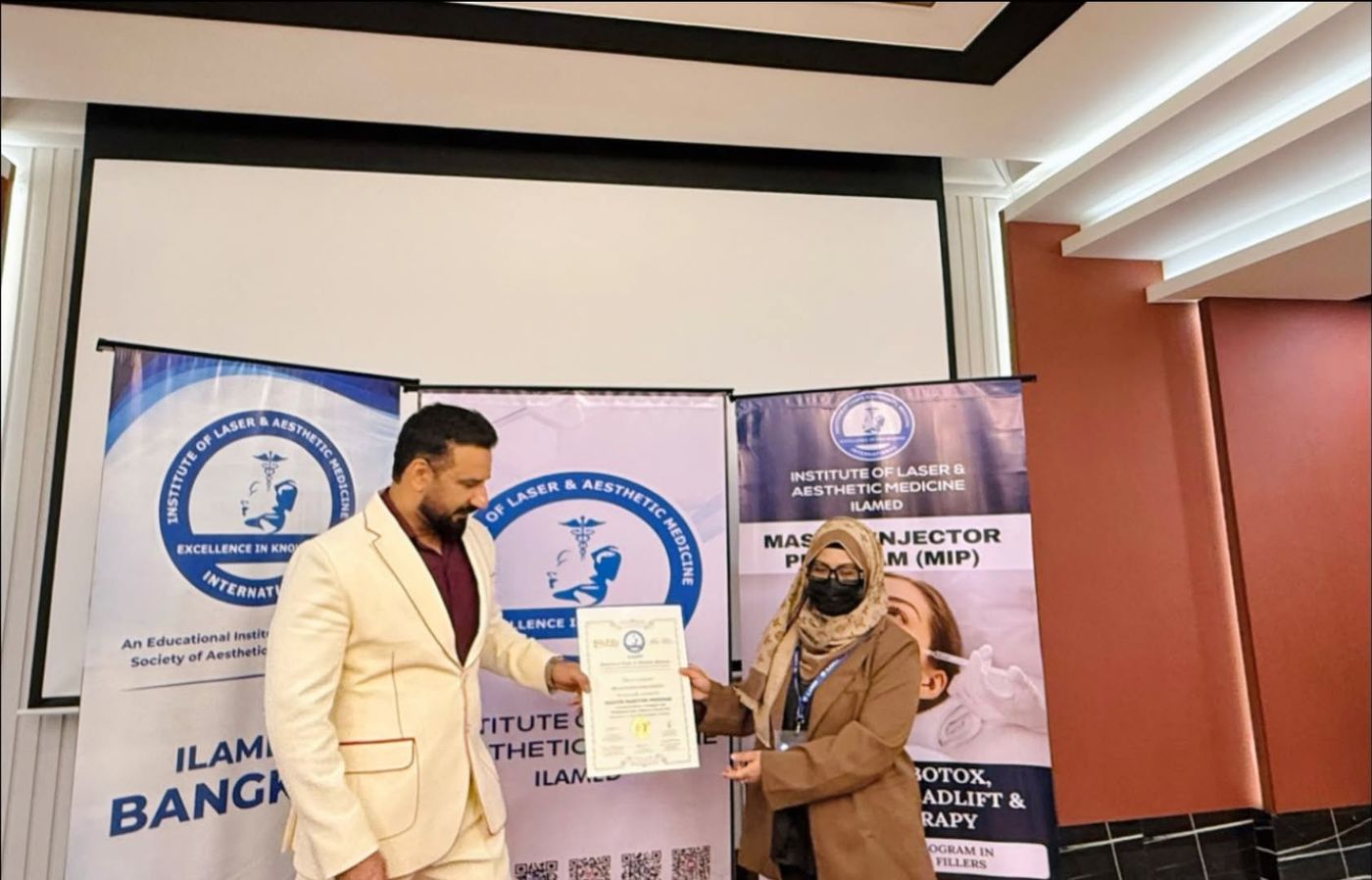 Receiving the Master Injector Program certificate, ILAMED